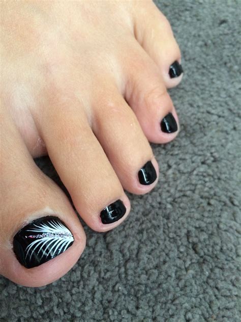 Daring Animal Prints - white and black toe nail designs